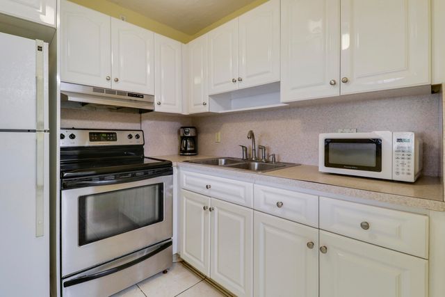 3040 LAKE OSBORNE Drive 109, Lake Worth Beach, FL 33461