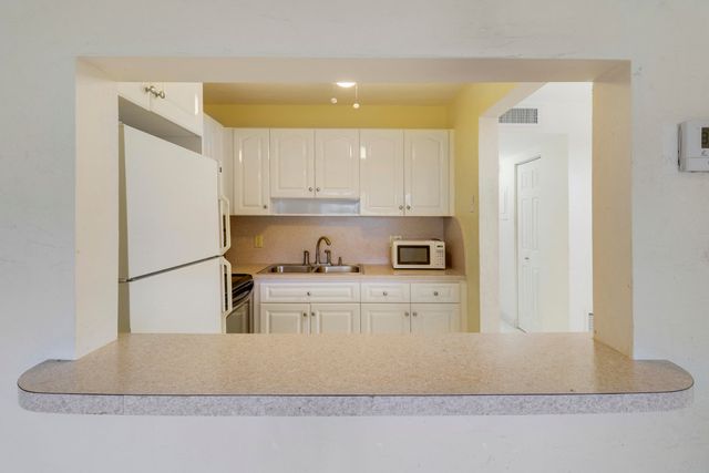 3040 LAKE OSBORNE Drive 109, Lake Worth Beach, FL 33461