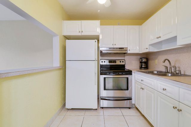 3040 LAKE OSBORNE Drive 109, Lake Worth Beach, FL 33461