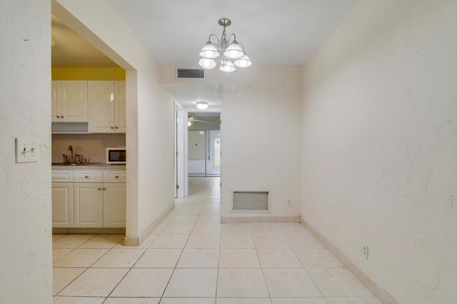 3040 LAKE OSBORNE Drive 109, Lake Worth Beach, FL 33461