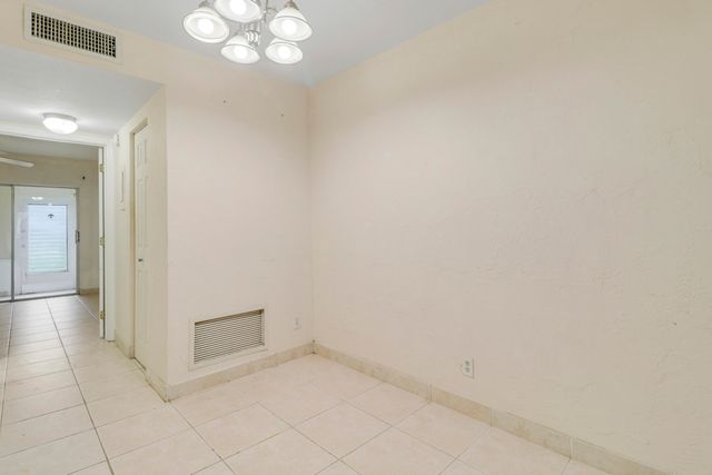 3040 LAKE OSBORNE Drive 109, Lake Worth Beach, FL 33461