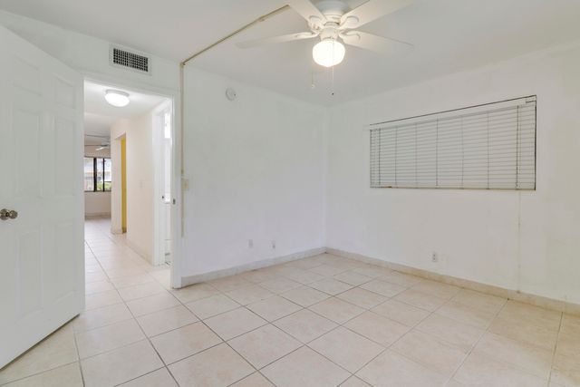 3040 LAKE OSBORNE Drive 109, Lake Worth Beach, FL 33461