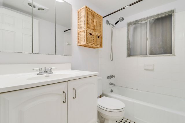 3040 LAKE OSBORNE Drive 109, Lake Worth Beach, FL 33461