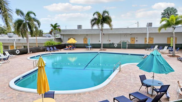 3040 LAKE OSBORNE Drive 109, Lake Worth Beach, FL 33461