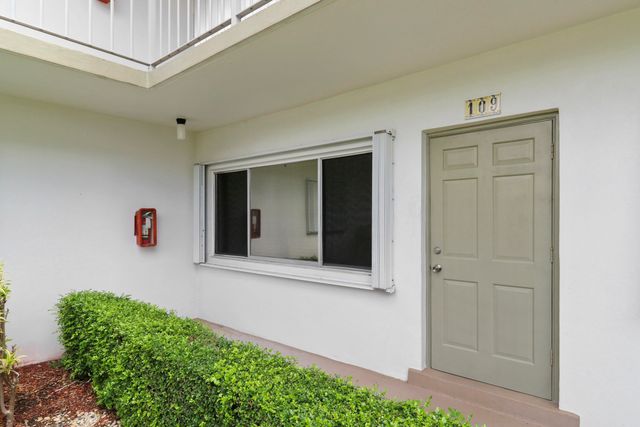 3040 LAKE OSBORNE Drive 109, Lake Worth Beach, FL 33461