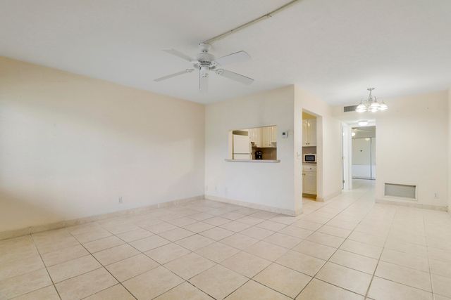 3040 LAKE OSBORNE Drive 109, Lake Worth Beach, FL 33461