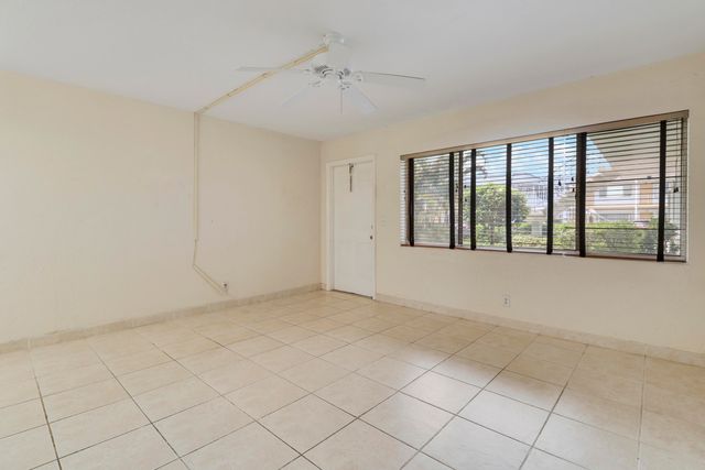 3040 LAKE OSBORNE Drive 109, Lake Worth Beach, FL 33461