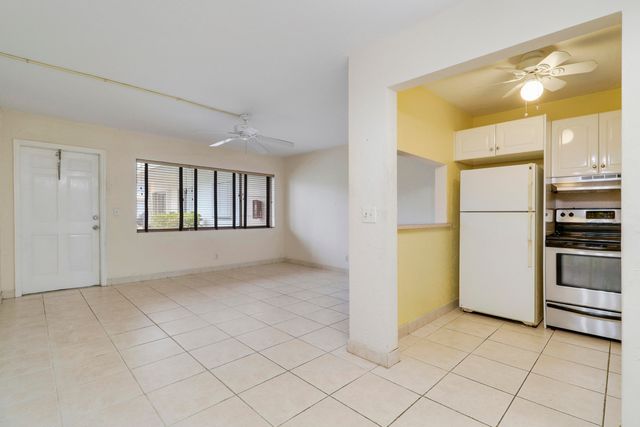 3040 LAKE OSBORNE Drive 109, Lake Worth Beach, FL 33461