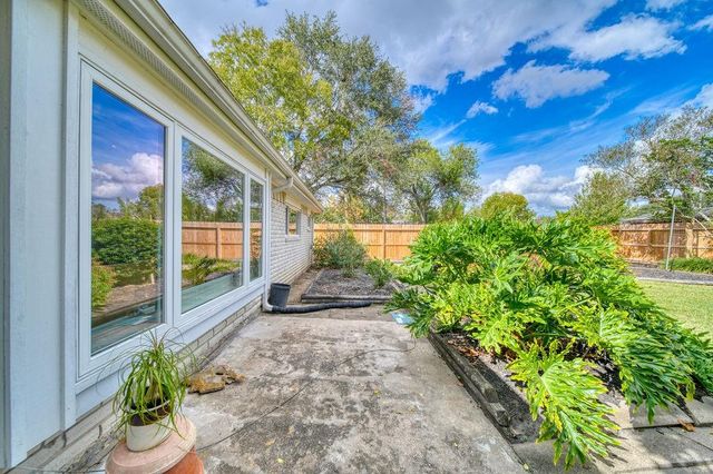 16327 Blackhawk Boulevard, Friendswood, TX 77546