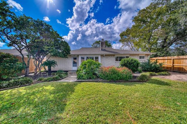 16327 Blackhawk Boulevard, Friendswood, TX 77546
