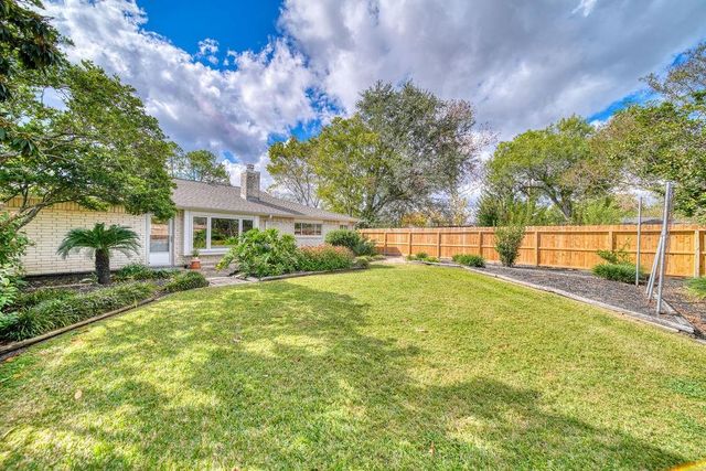 16327 Blackhawk Boulevard, Friendswood, TX 77546