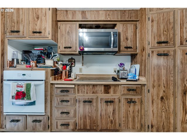 1225 W 10TH Ave 18, Junction City, OR 97448
