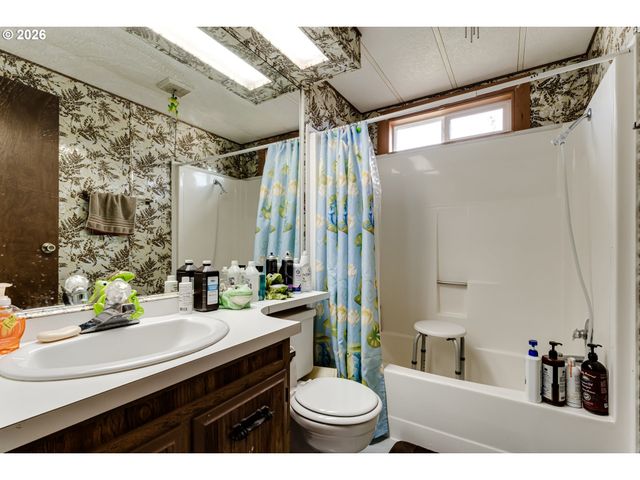 1225 W 10TH Ave 18, Junction City, OR 97448
