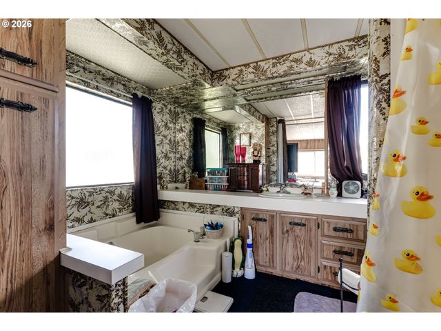 1225 W 10TH Ave 18, Junction City, OR 97448