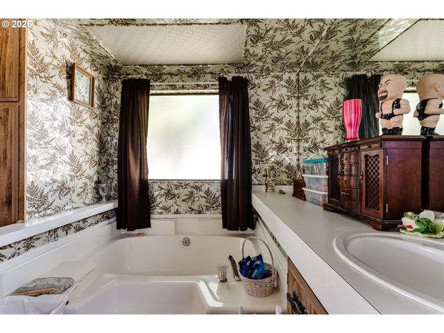1225 W 10TH Ave 18, Junction City, OR 97448
