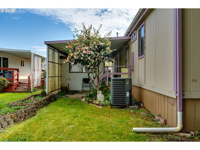 1225 W 10TH Ave 18, Junction City, OR 97448