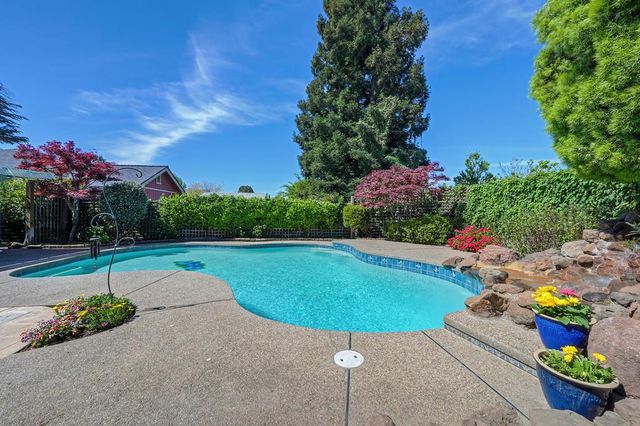 9317 Dovewood Ct, Orangevale, CA 95662