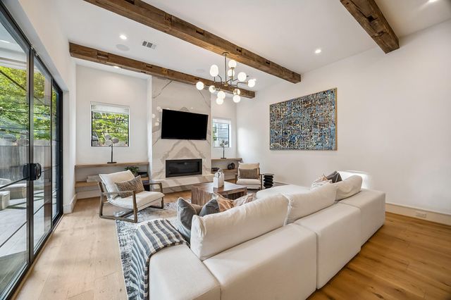 217 W 10th Street, Houston, TX 77008