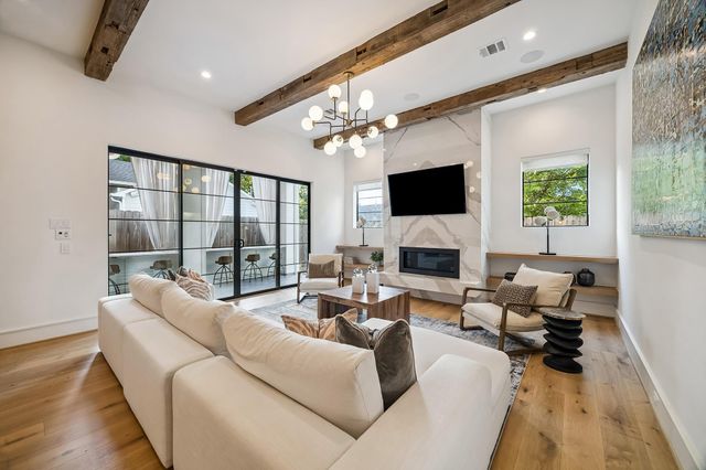 217 W 10th Street, Houston, TX 77008