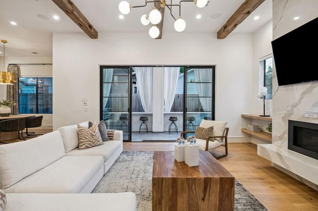 217 W 10th Street, Houston, TX 77008