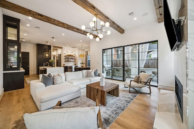 217 W 10th Street, Houston, TX 77008