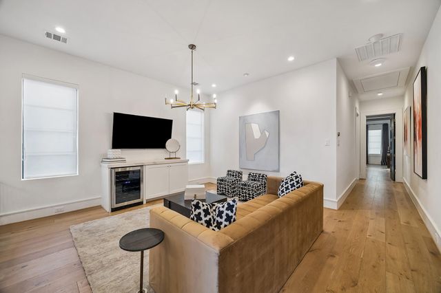 217 W 10th Street, Houston, TX 77008