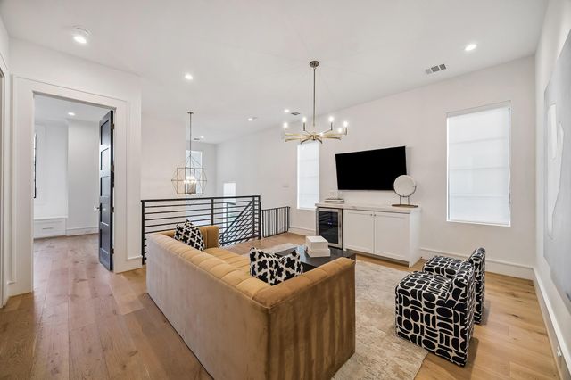 217 W 10th Street, Houston, TX 77008