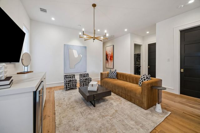 217 W 10th Street, Houston, TX 77008