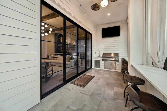 217 W 10th Street, Houston, TX 77008