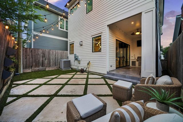 217 W 10th Street, Houston, TX 77008