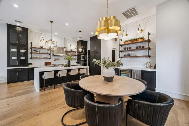 217 W 10th Street, Houston, TX 77008