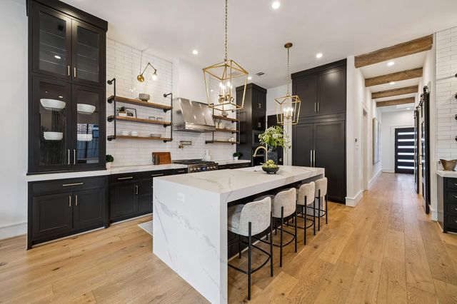 217 W 10th Street, Houston, TX 77008