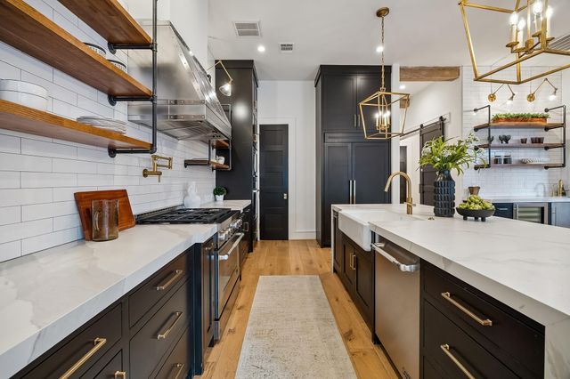 217 W 10th Street, Houston, TX 77008