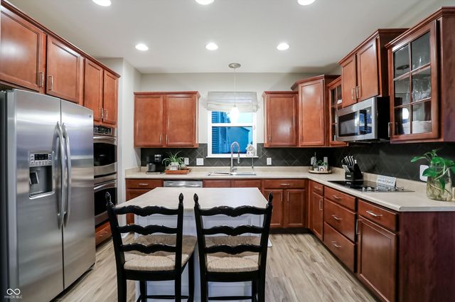 7827 Hedgehop Drive, Zionsville, IN 46077