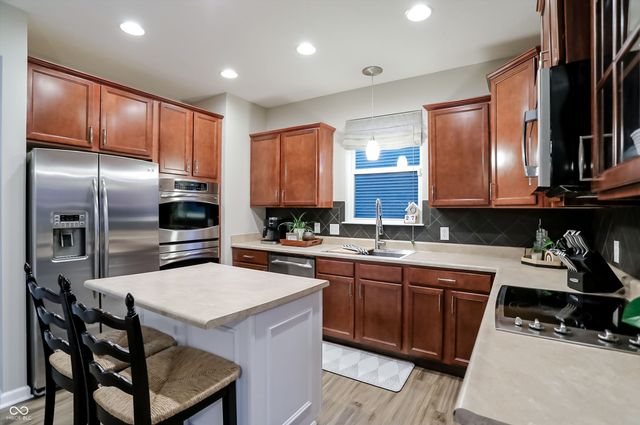 7827 Hedgehop Drive, Zionsville, IN 46077