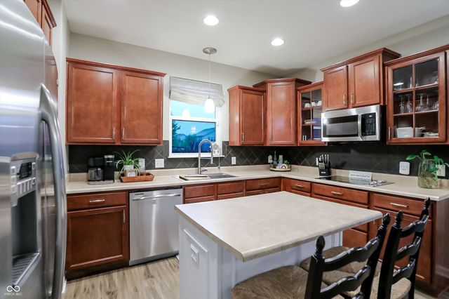 7827 Hedgehop Drive, Zionsville, IN 46077