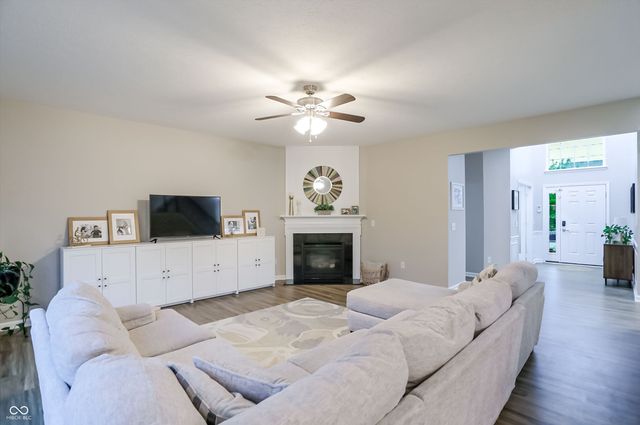 7827 Hedgehop Drive, Zionsville, IN 46077