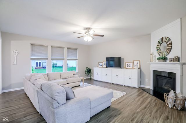 7827 Hedgehop Drive, Zionsville, IN 46077