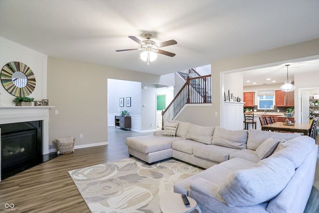 7827 Hedgehop Drive, Zionsville, IN 46077