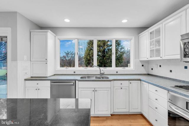 10 REED DR N, Princeton Junction, NJ 08550