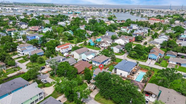 521 Pine Road, Clear Lake Shores, TX 77565