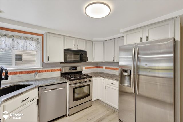 6120 Surrey Lane, Burton, MI 48519