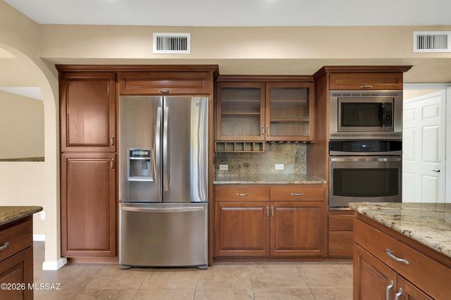 7112 N Chimney Rock Place, Tucson, AZ 85718