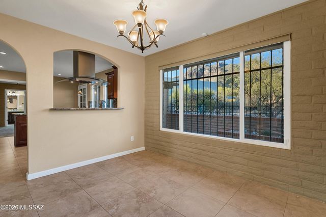 7112 N Chimney Rock Place, Tucson, AZ 85718