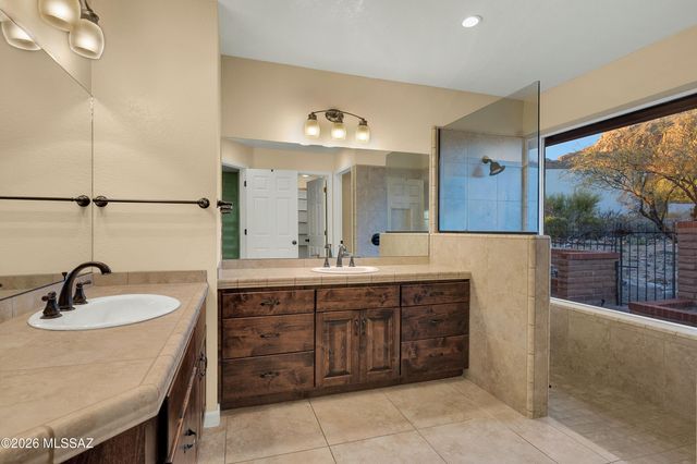 7112 N Chimney Rock Place, Tucson, AZ 85718