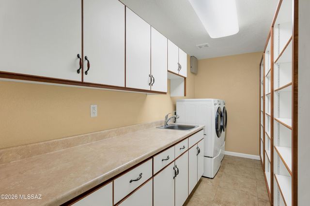 7112 N Chimney Rock Place, Tucson, AZ 85718