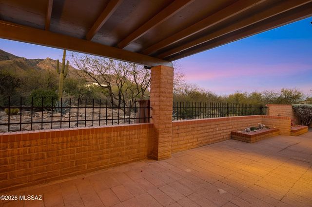 7112 N Chimney Rock Place, Tucson, AZ 85718