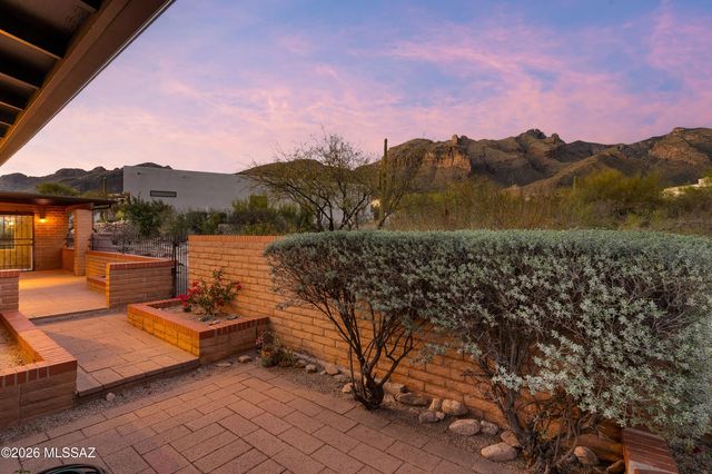 7112 N Chimney Rock Place, Tucson, AZ 85718