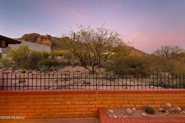 7112 N Chimney Rock Place, Tucson, AZ 85718