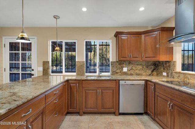 7112 N Chimney Rock Place, Tucson, AZ 85718